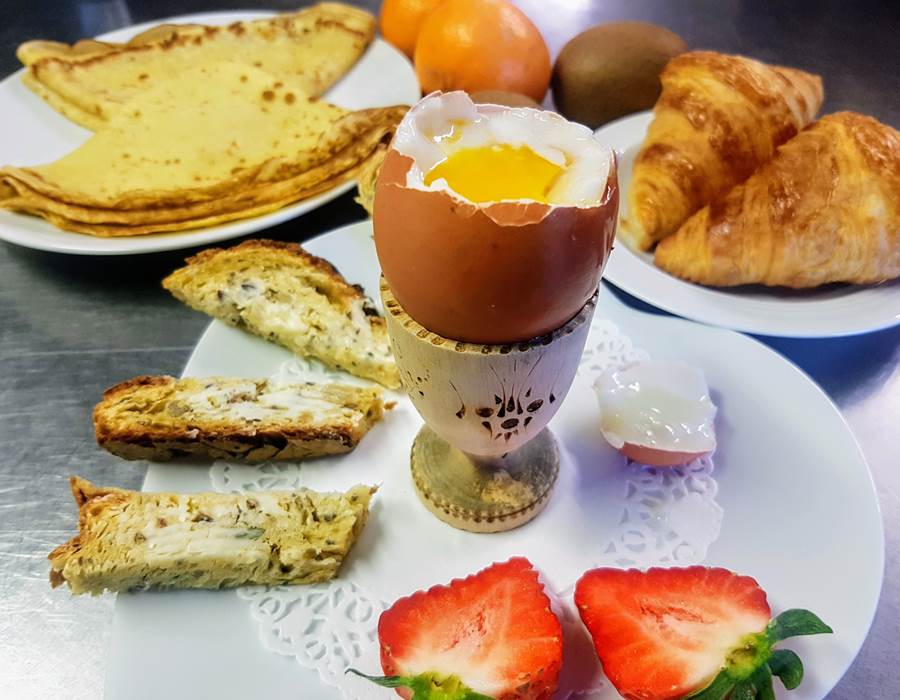 petit déjeuner gourmand oeuf coque Le Ranch des Lacs