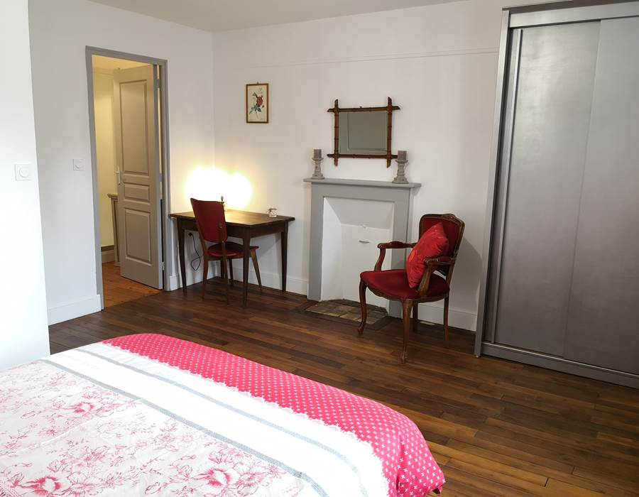 CH2 lit  140x 190  vue sur salle de bain