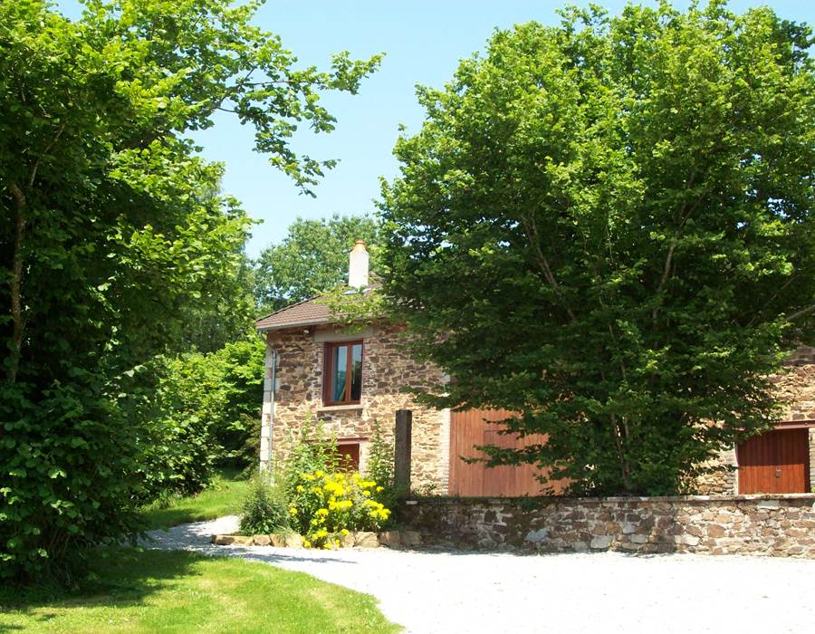 Depuis le parking, le Gîte Antoine