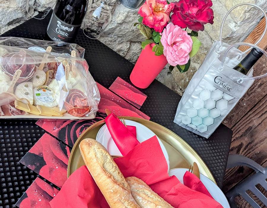 Love Room By Château de Comiac-Plateau Charcuterie/Fromage et vins du domaine