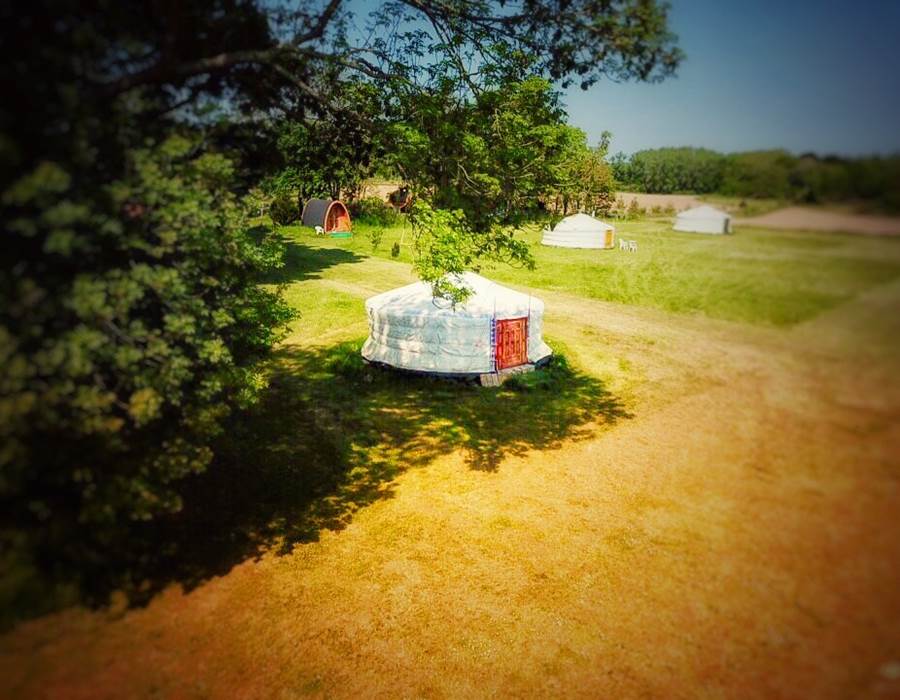 yourte rouge avec vue sur mer et ile de Groix