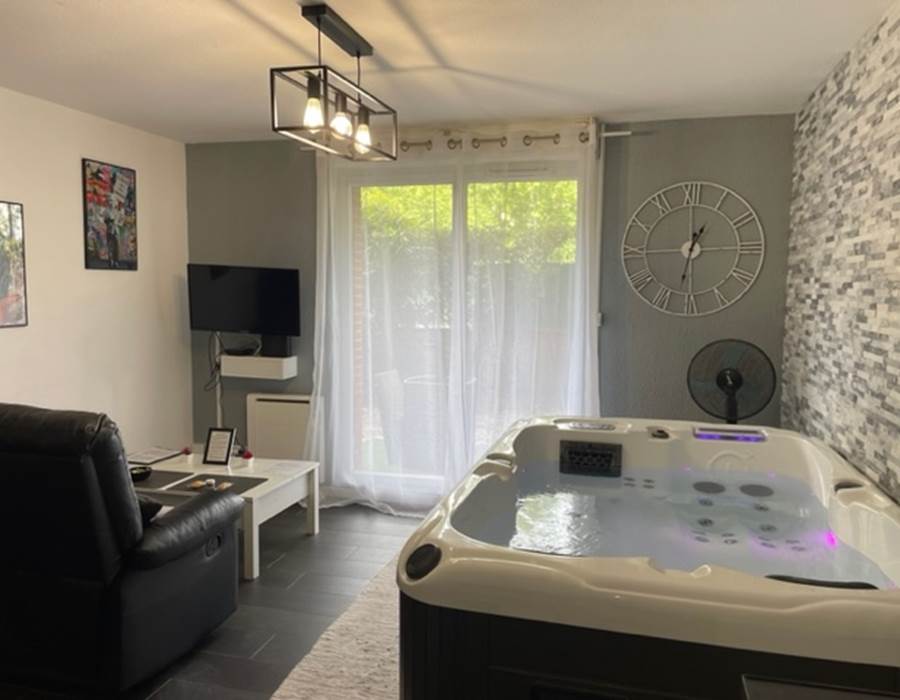 Salon avec jacuzzi privatif