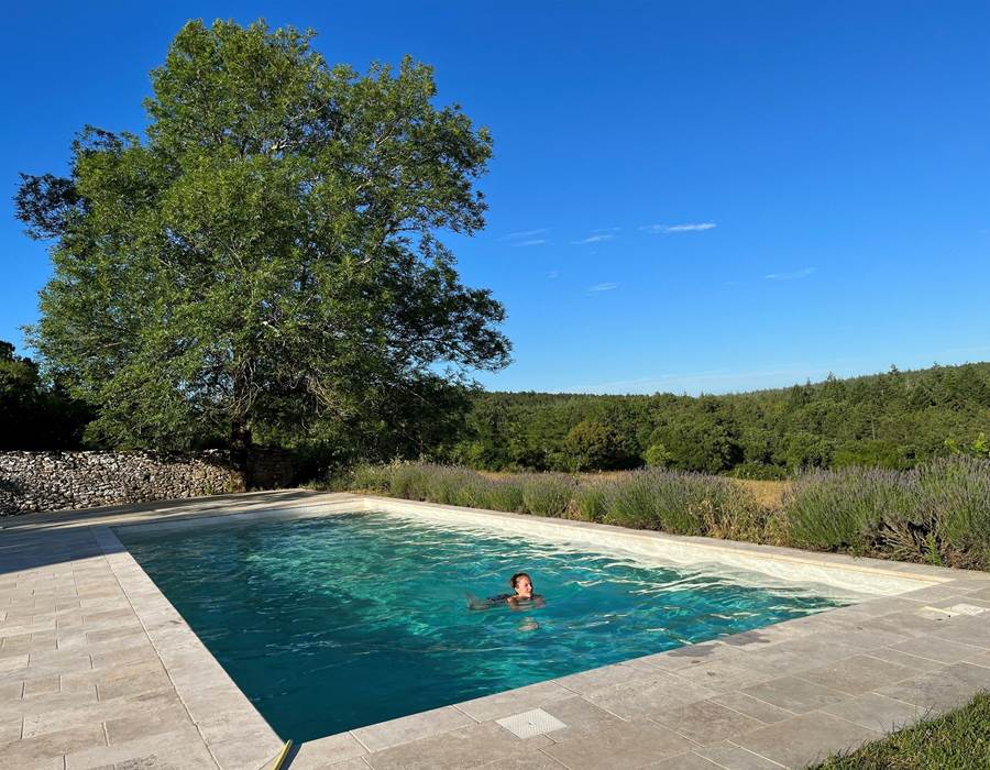 Accès à la piscine 15 x 7 m en été