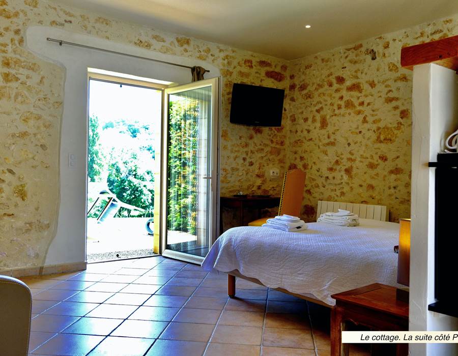 DOMAINE DU CHAMP DE L'HOSTE - chambres d'hôtes à Larzac 24170 - Dordogne - location suite côté pré - location maison de vacances - suite de charme -