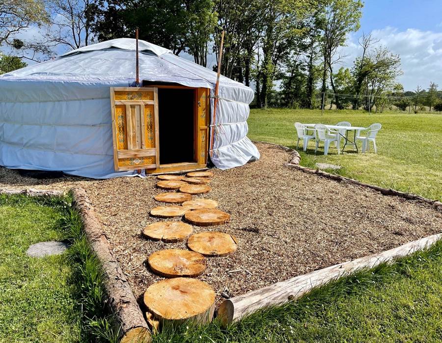 yourte jaune avec vue mer