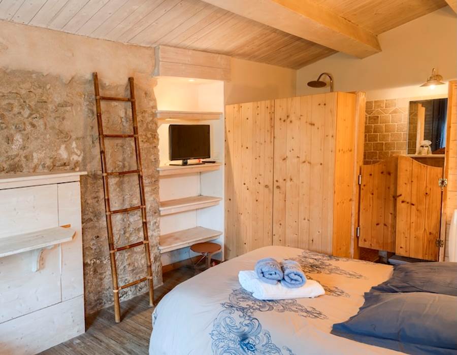 Logis-Les-Trois-Moulins-Ile-de-Ré-chambre-tout-équipée-TV