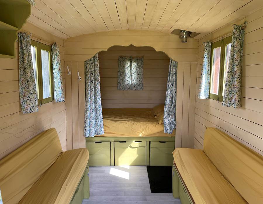 Un lit 130 X 200 et deux banquettes convertibles en lits pour enfants