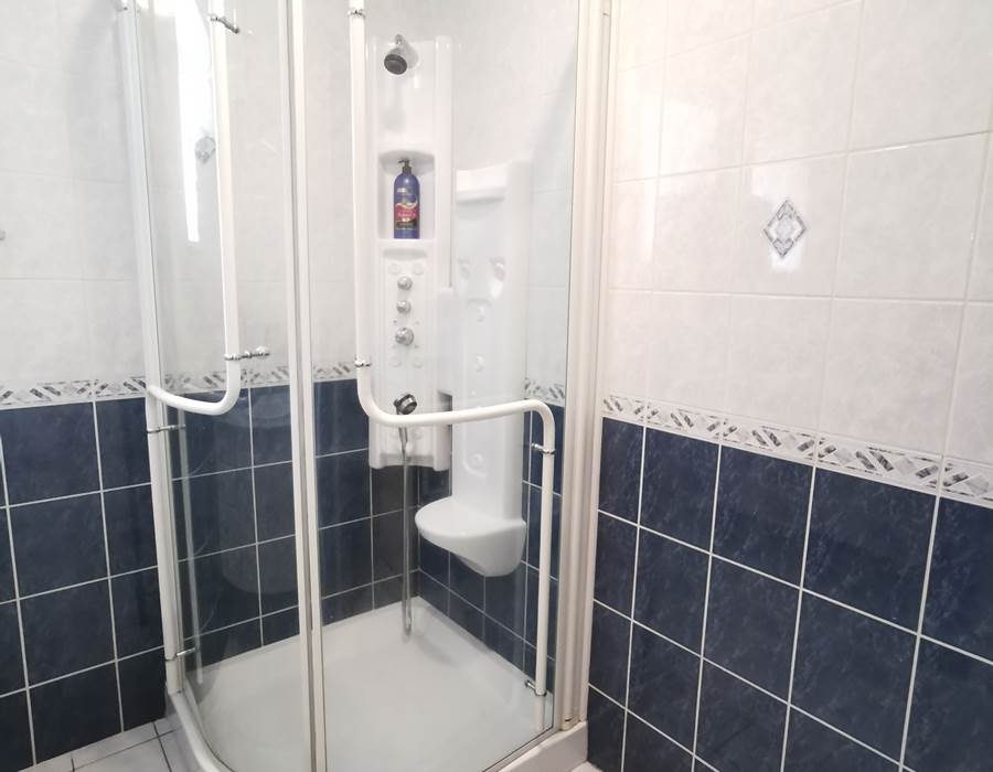 Salle de bain 1 : douche, double lavabo, sèche serviettes