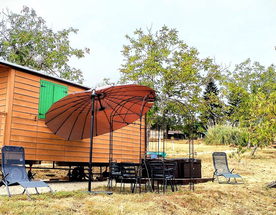 roulotte verte SERENITE avec SPA privatif et salon de jardin