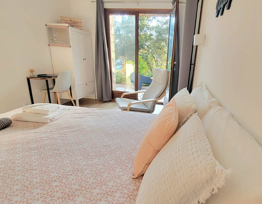 amenagement-chambre-hotes-armoire-bureau-clim