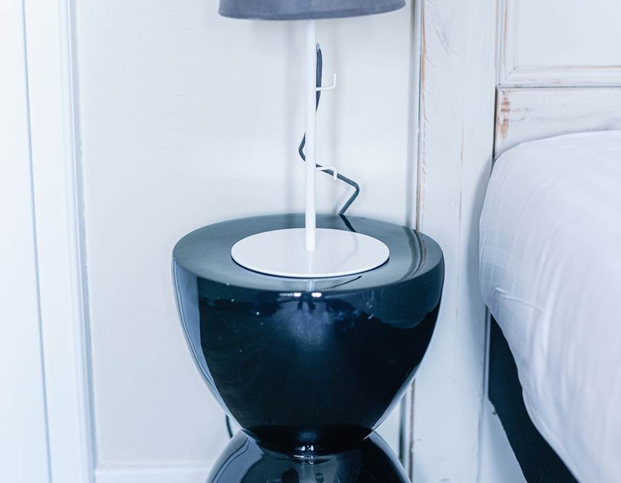 table de chevet / bedside table
