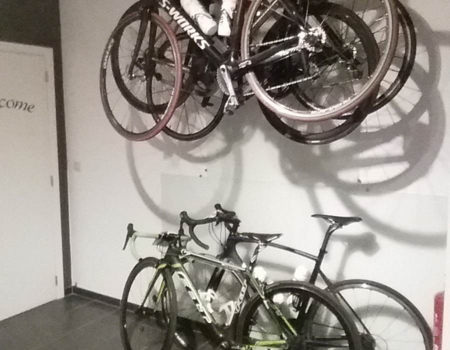 Rack à vélos diponible en intérieur et sécurisé. Attention vélos non disponibles.