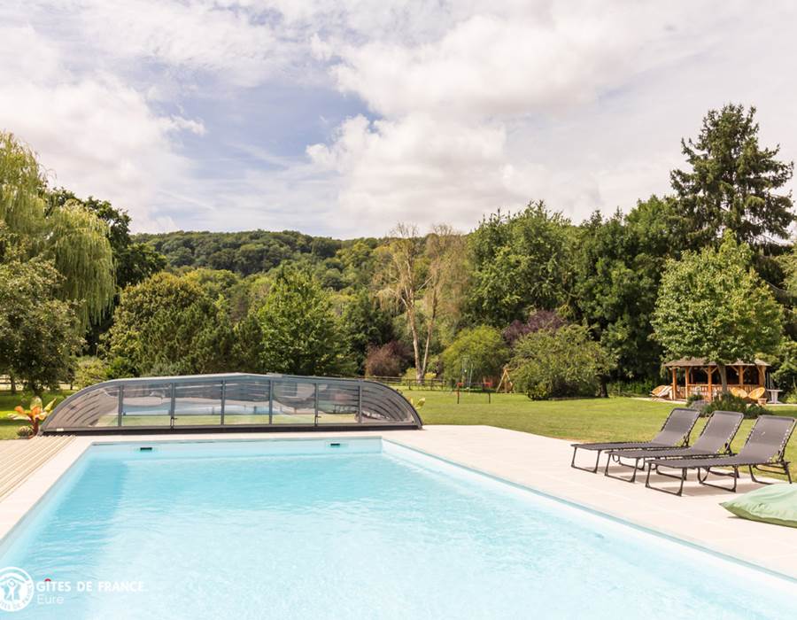 Piscine couverte et chauffée du 01 mai au 15 septembre (11Mx5M)