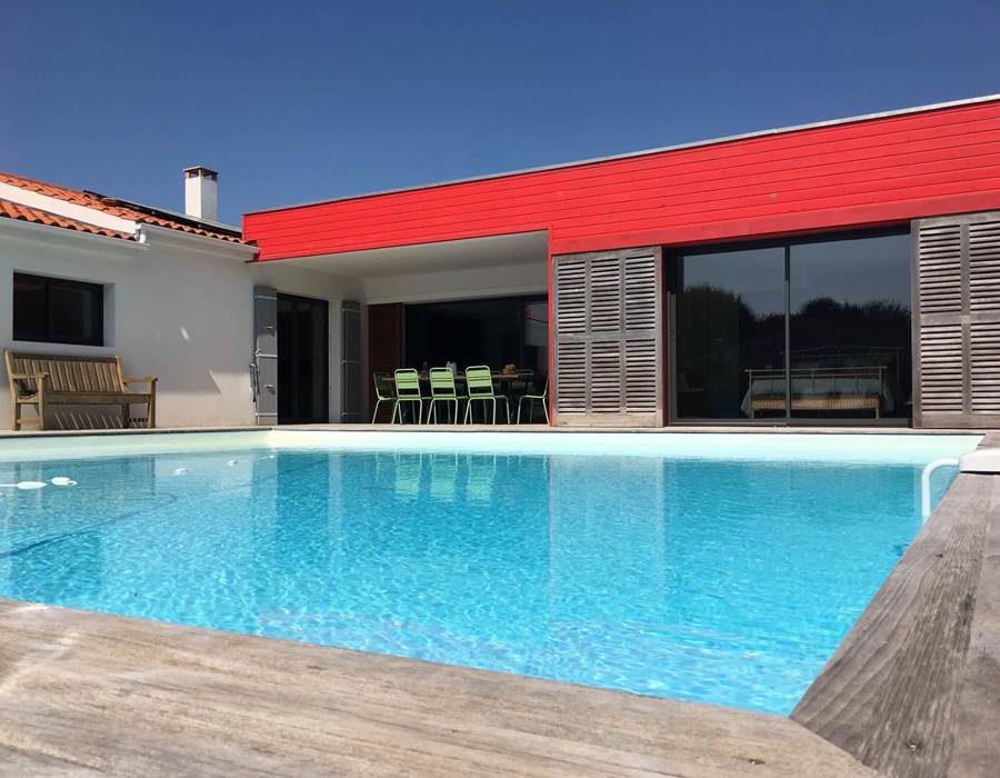 La chambre donne sur la piscine de 8 x 8 m