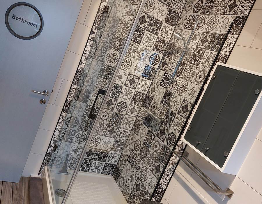 Salle de bain: 1 douche, 1 baignoire, 1 lavabo.