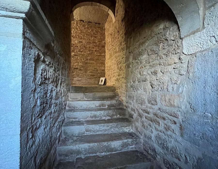 Escalier central du manoir montant au 1er étage