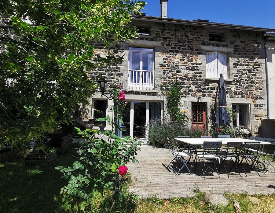 Terrasse privée équipée d'une table en pierre, salon de jardin, barbecue, parasol, éclairage à la guirlande guinguette pour vos soirées !