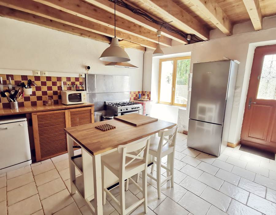 Cuisine spacieuse : piano de cuisson, réfrigérateur congélateur, micro ondes, lave vaisselle, et tout ce qu'il faut pour cuisiner de bons plats!