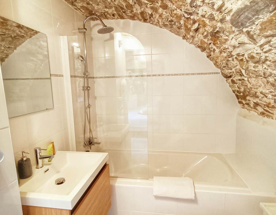 Salle de bain avec baignoire