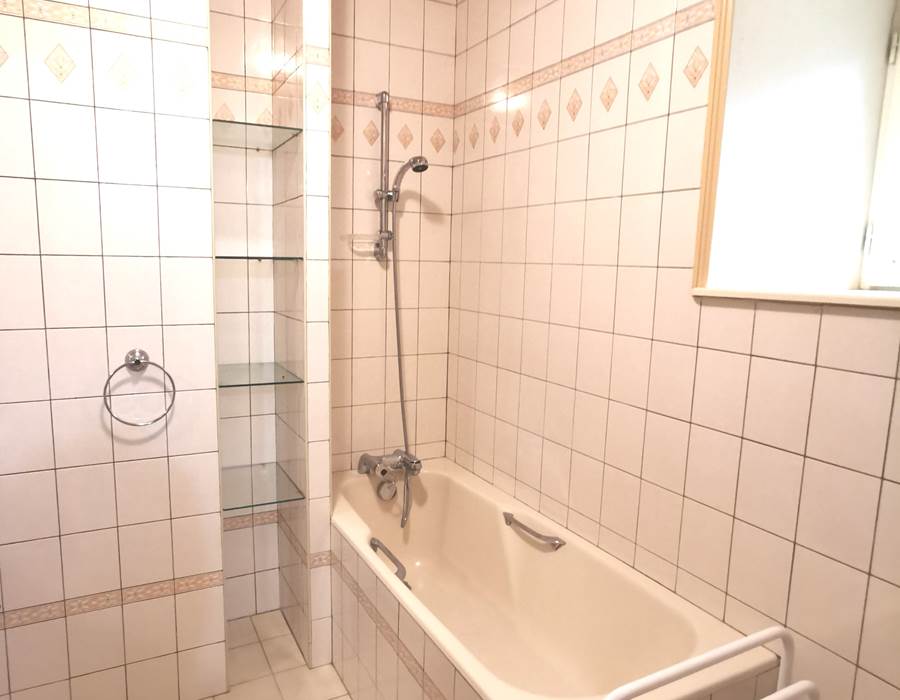 Salle de bain 2 : baignoire, sèche serviettes. 2 WC indépendants à l'étage et un WC au rez-de-chaussée