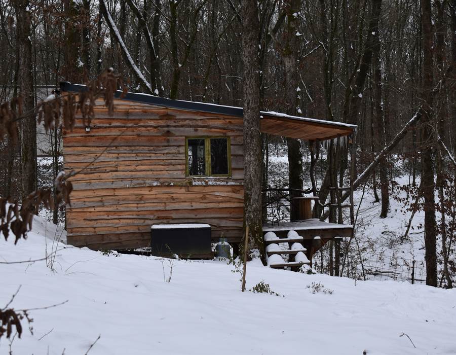 cabane sous la neige