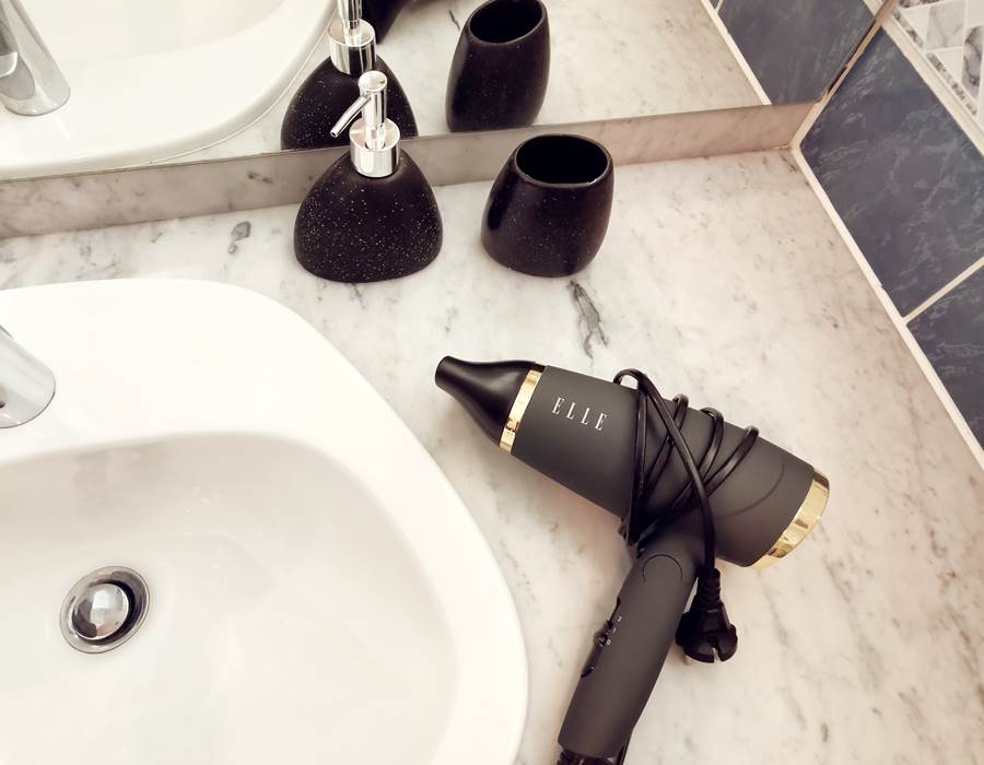 Sèche cheveux, savon main, gel douche & shampoing à disposition