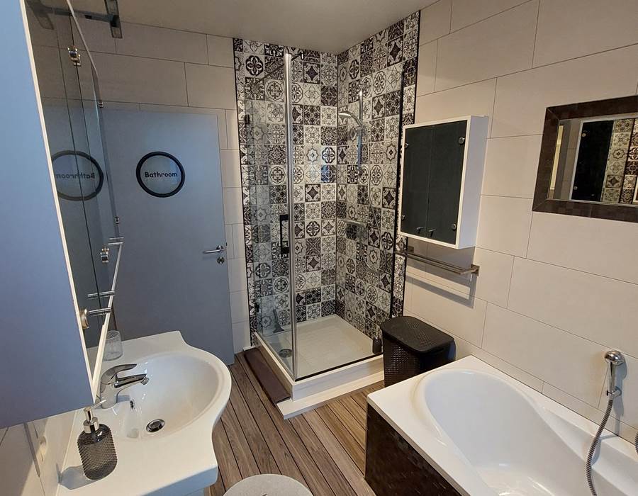 Salle de bain: 1 douche, 1 baignoire, 1 lavabo.