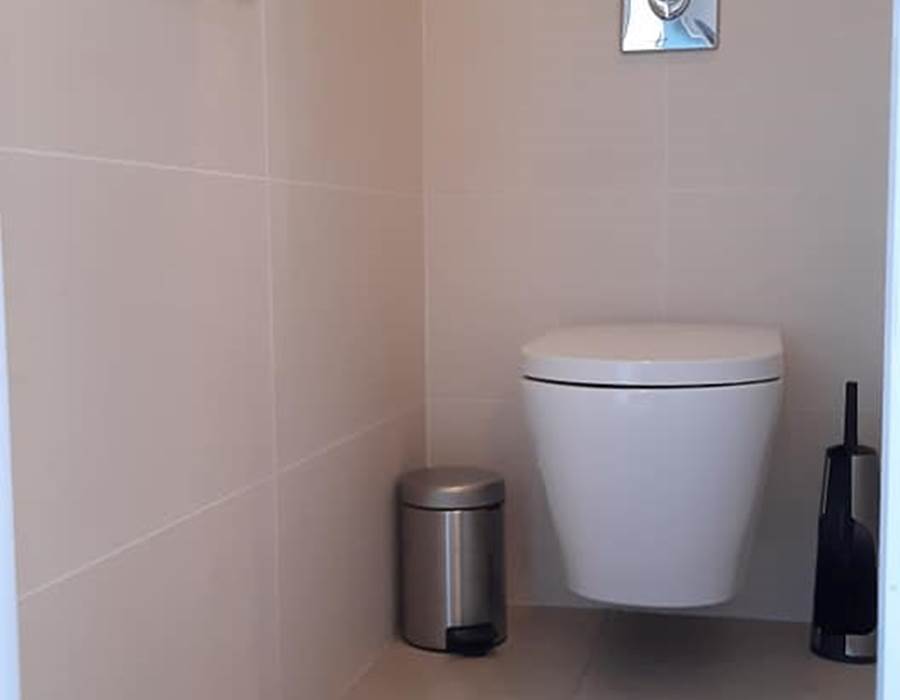 wc suspendu indépendant fermé dans la chambre