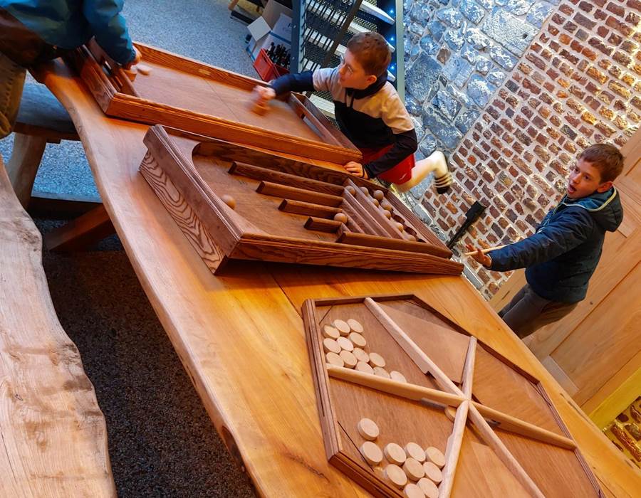 Jeux géants en bois pour les grands et les petits.