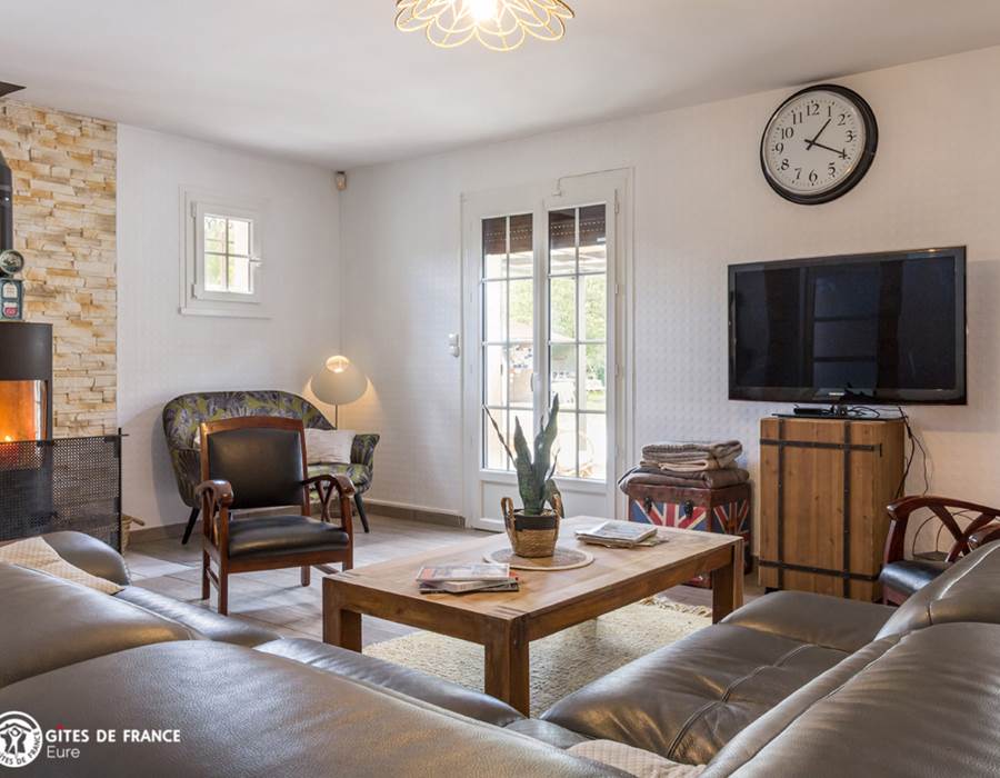 Le séjour et sa vue dur la nature et la piscine