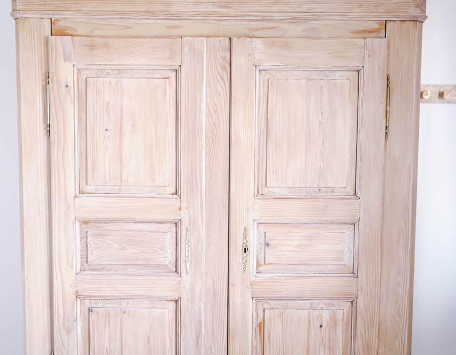 armoire / wardrobe