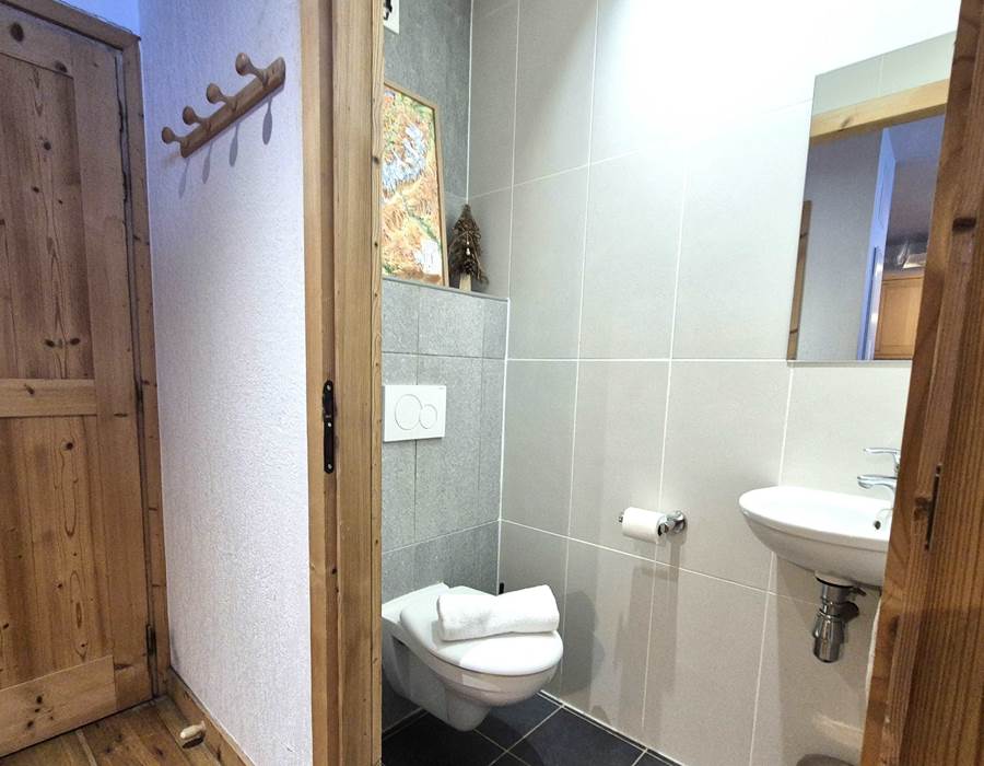 WC séparé avec lavabo