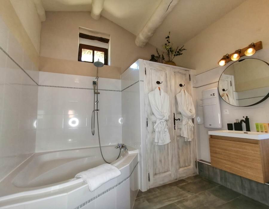 Une grande salle de bain avec une baignoire