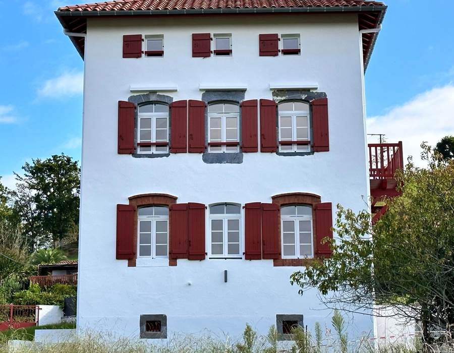 facade-maison-cambo-les-bains-location-saisonniere