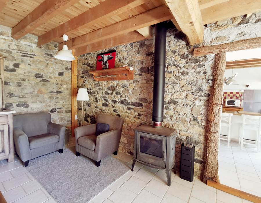 Grande salle à manger conviviale, ouverte sur une cuisine spacieuse