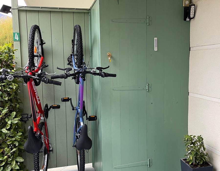 Terrasse couverte avec vélos et rangement