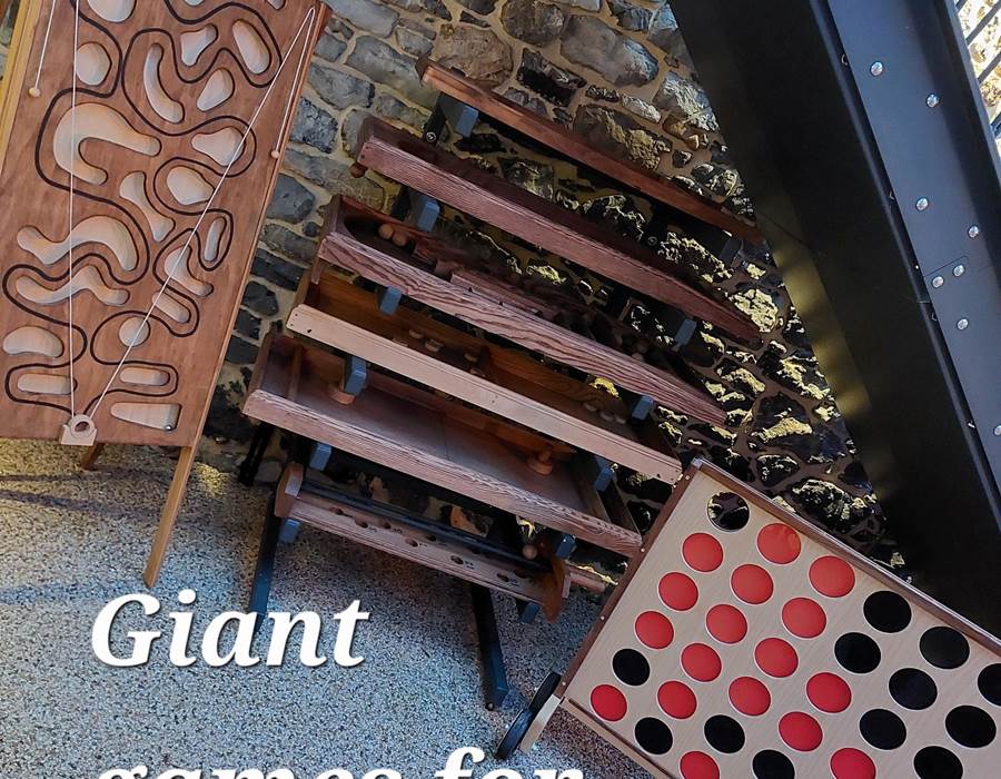 Jeux géants en bois pour les grands et les petits.