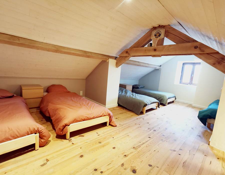 Chambre 6 (chambre dortoir au 2e étage) : 5 lits simples