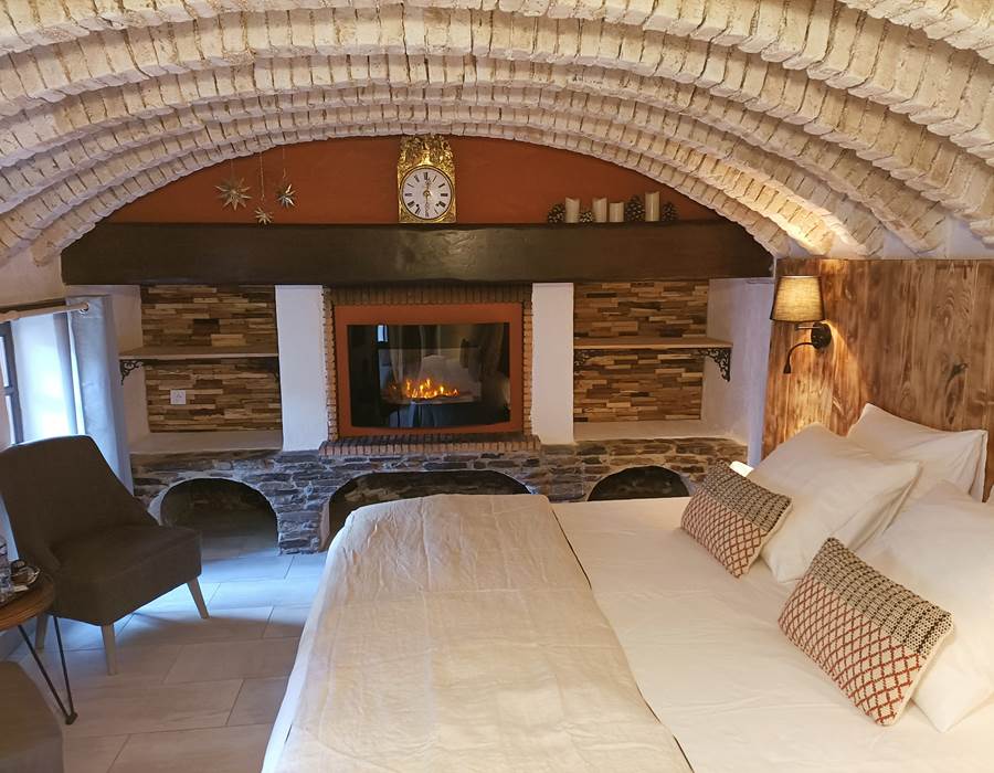 Un grand lit king size et une cheminée