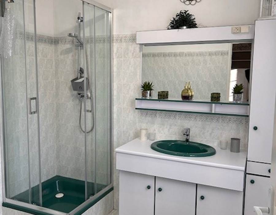 La salle de bain (douche et baignoire) attenante à la Belle époque