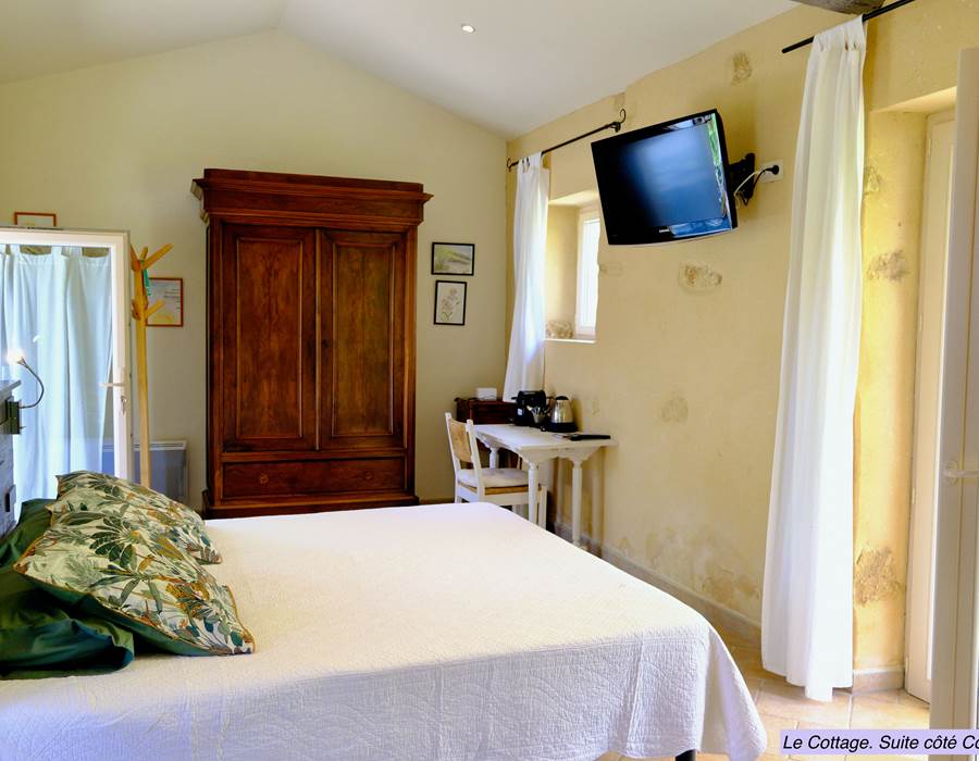 Champ de l'Hoste. Larzac. Suite côté cour. Intérieur.