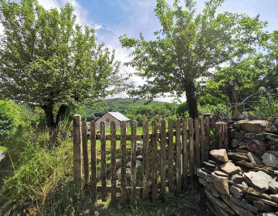 L'entrée du jardin, à quelques pas du gîte !