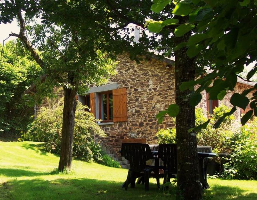 De l'ombre, une table et des chaises, un barbecue !... Installez vous pour passer un bon moment