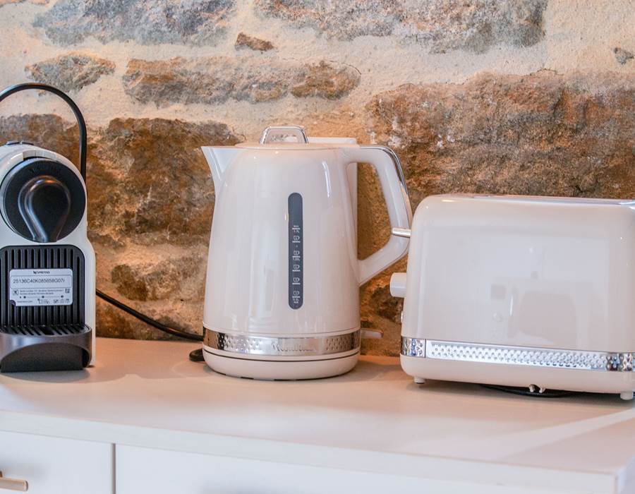 Bouilloire, grille-pain, cafetière Nespresso.