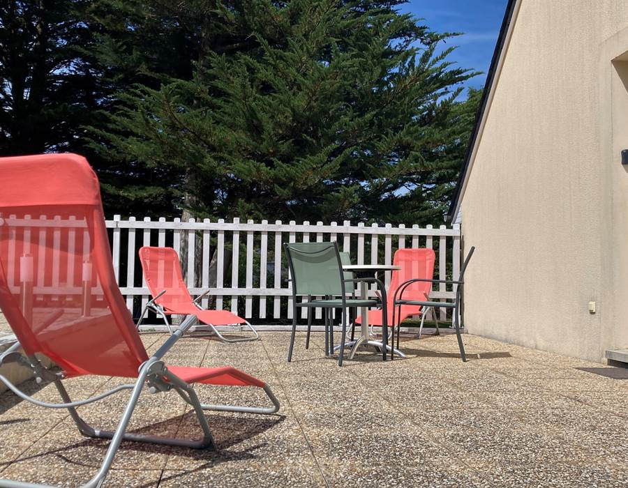 le-sherman-terrasse-privative-bain-de-soleil-acces-par-escalier-mobilier-exterieur