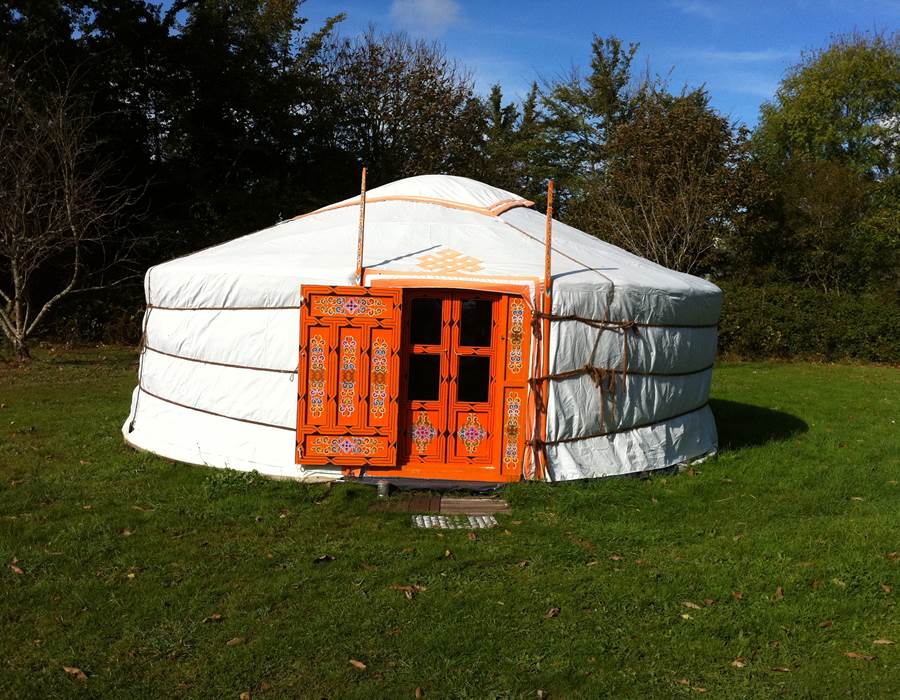 yourte orange avec vue sur mer et ile de Groix