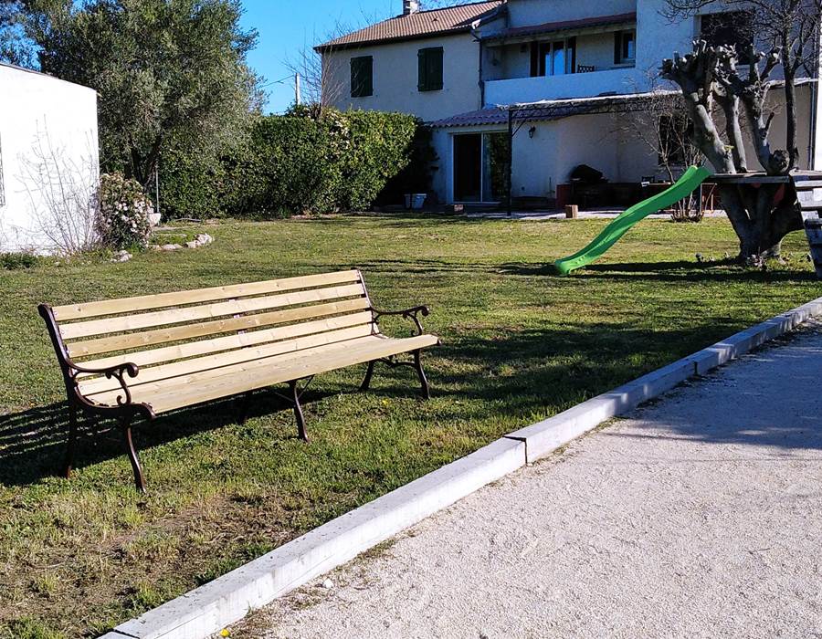 banc au bord du terrain de pétanque