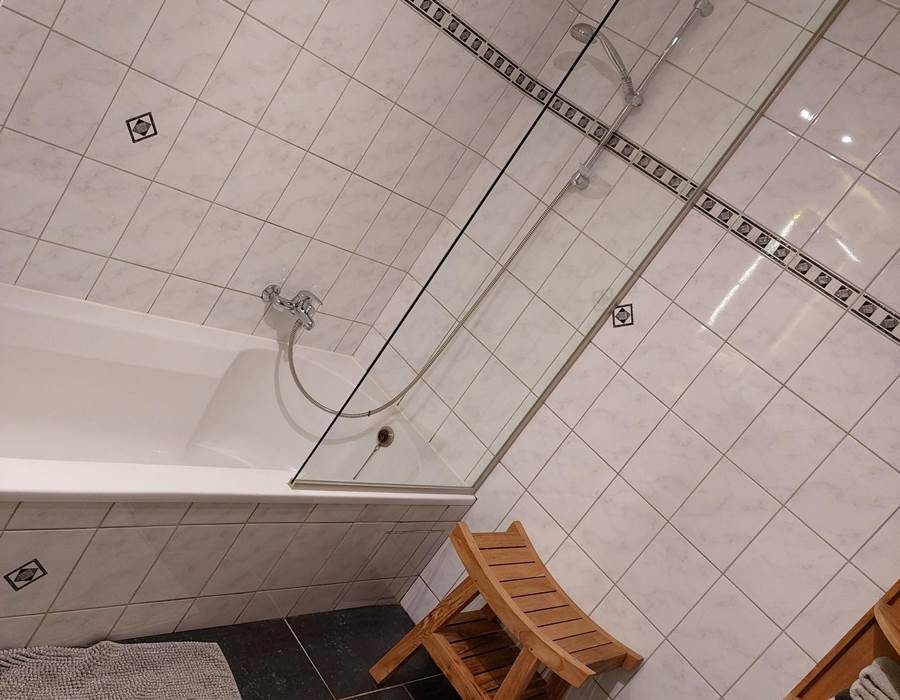 Salle de bain: 1 douche, 1 baignoire, 1 lavabo.