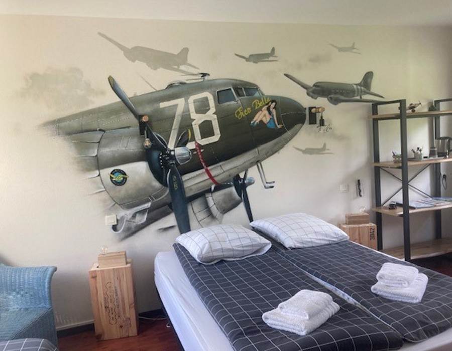 le-sherman-graffeur-décoration-avion-c-47-aviation-seconde-guerre-mondiale-B-19-thème-d-day-pin'up-rétro-année-1940-chambre