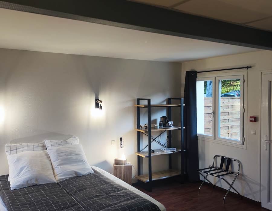 le-sherman-secteur-d-day-chambre-confortable-coffre-fort-mini-refrigerateur-literie-neuve
